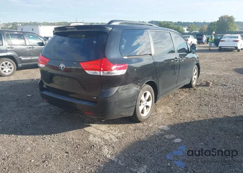 2012 Toyota Sienna Le V6 8 Passenger z USA, uszkodzony, nr VIN 5TDKK3DC1CS255931